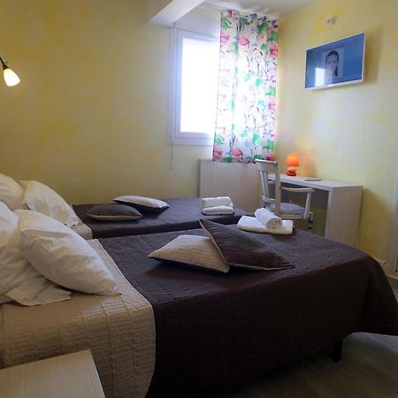 Hotel De La Plage 2 Etoiles Valras-Plage Room photo